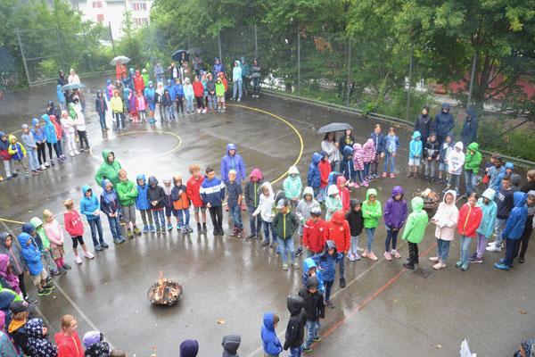 Schulstart im Göttibach mit „Füür u Flamme“ (u Räge)